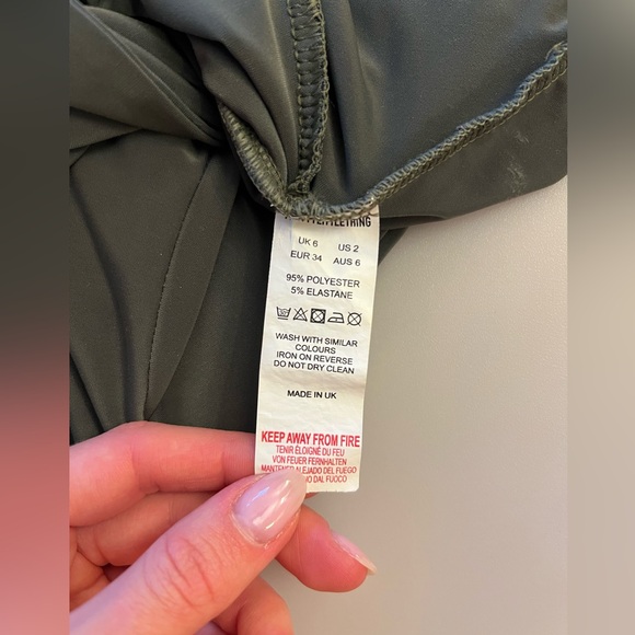 PrettyLittleThing Green Cropped Long Sleeves Top W/A Twist Design. Sz 2 Like New - Picture 7 of 8